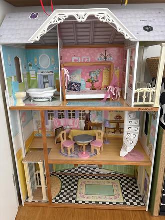 Predam dreveny barbie dom,