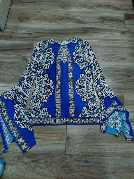 Šaty s voncovými rukávmi, s