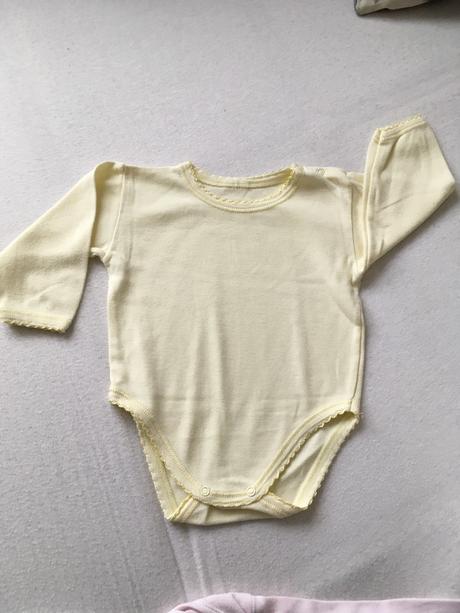 Bledo žlté body s ozdobným lemovaním, 62