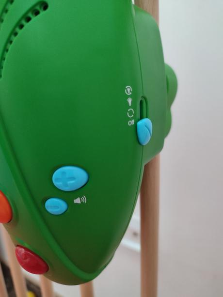 Svietiaci a hrajúci kolotoč tiny love, 