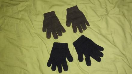 Dva pary rukavic, 104