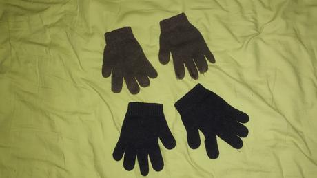 Dva pary rukavic, 104