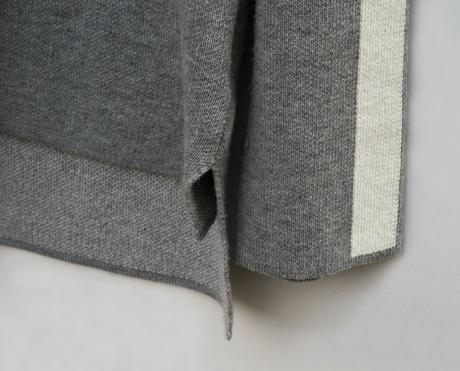 Šedo-biely pulóver s lodičkovým výstrihom, c&a,l