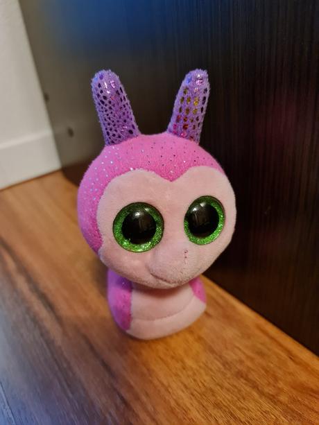 Krásny slimák s trblietavými očkami v super stave, 