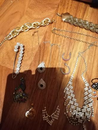 19 ks bižutérie už aj s poštou,