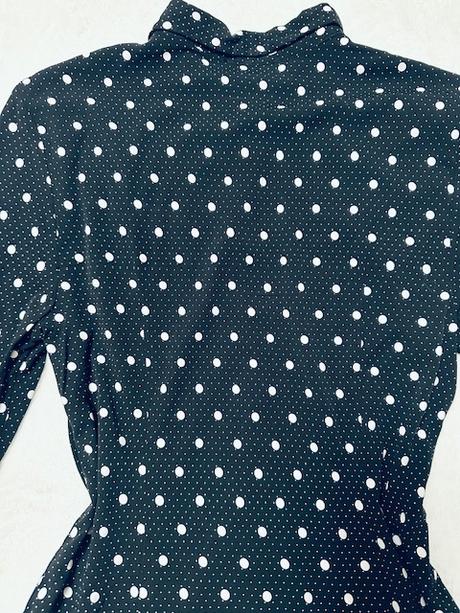 Krásna čierna elastická košeľa s bielymi bodkami, orsay,m