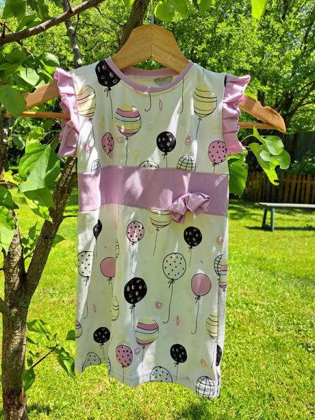 Šaty a set čeleniek, 98