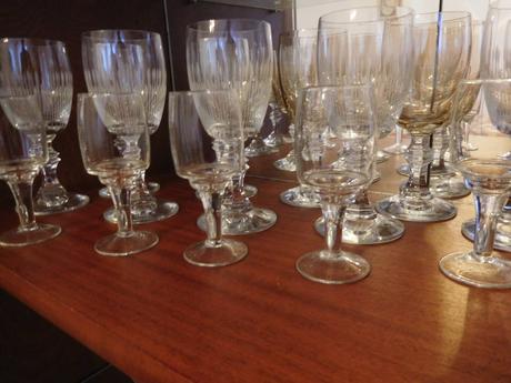 Sklenené poháre poháriky na nožičke,,