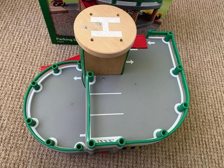 Brio poschodová parkovacia garáž s výťahom, 