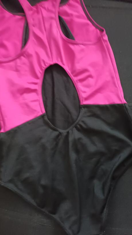 Jednodielné plavky s otvorom na chrbátiku, 146