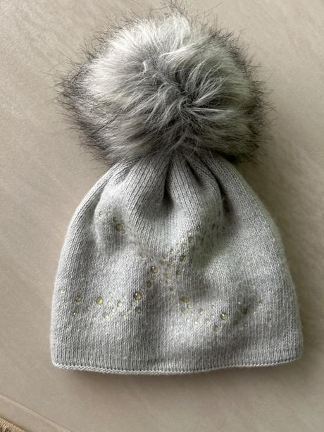 Sivá čiapka s brmbolcom,