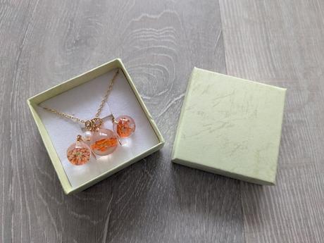 Náhrdelník s náušnicami,