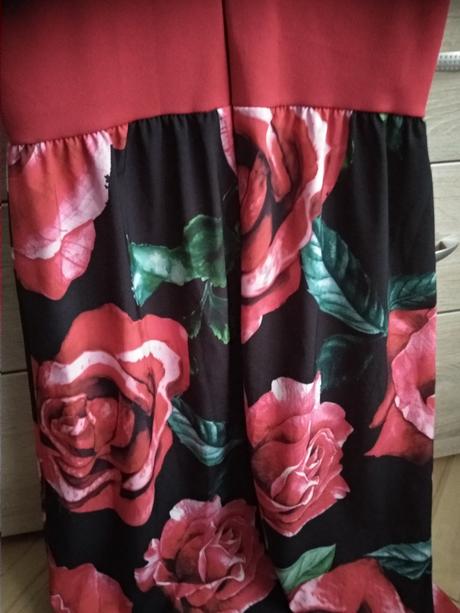 Krásne šaty so vzorom ruží, m