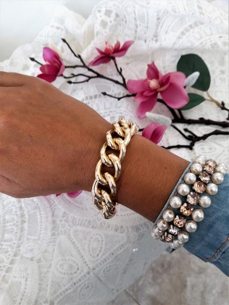 Mohutný zlatý náramok,