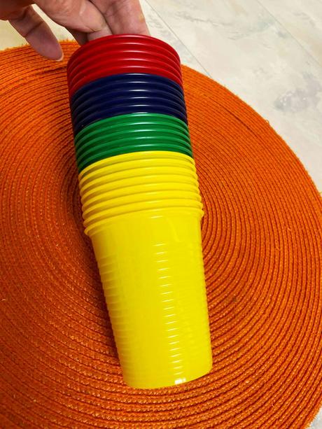 Zbytok plastových pohárov,