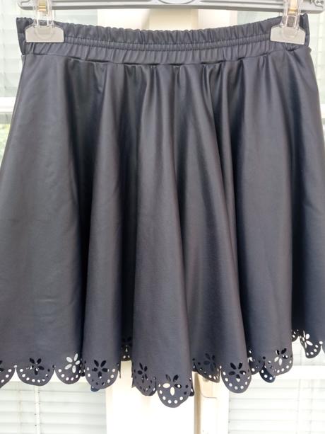 Suknička imitácia koženky, 146