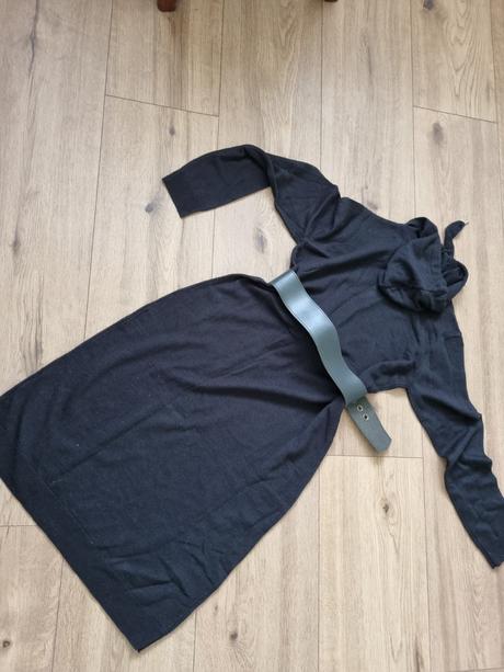 Tenšie čierne pletené šaty s kapucňou m + 2 opasky, m