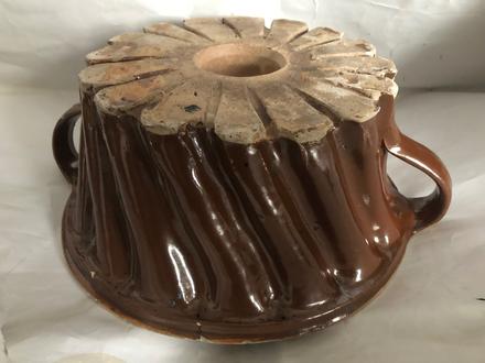 Velika keramicka starozitna forma s usami,