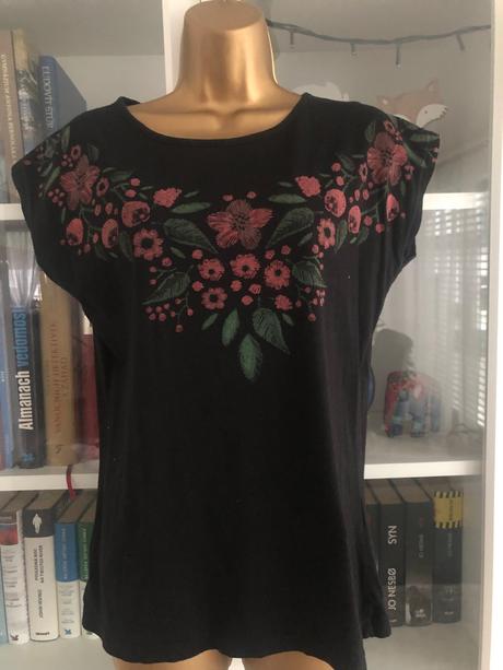 Čierne tričko s kvietkami, 38