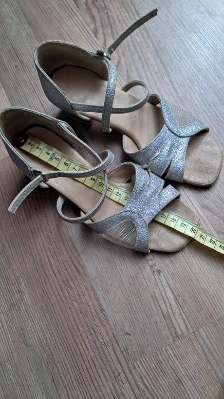 Tanečné topánky, 32