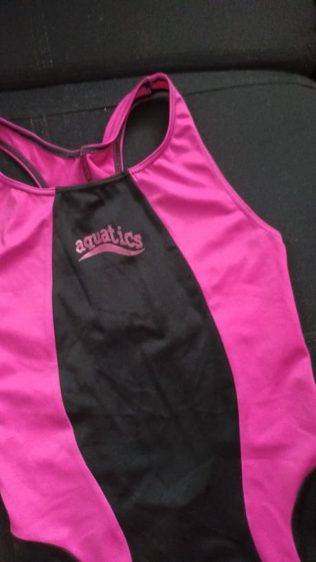 Jednodielné plavky s otvorom na chrbátiku, 146