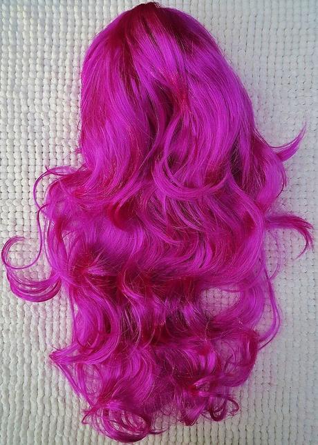Cyklámenová/fialová parochňa - vlnité dlhé vlasy,