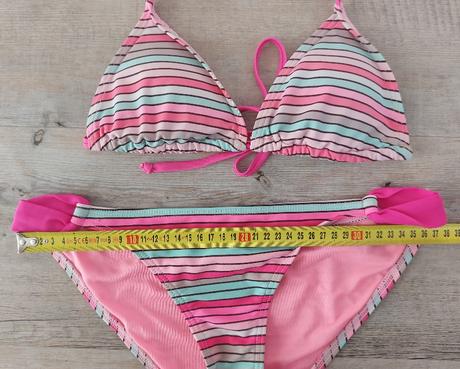 Rúžové pásikavé bikiny, 38