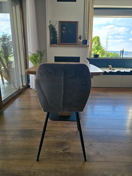 Rozkladací stôl + 5 sivých a 1 ružová stolička, 