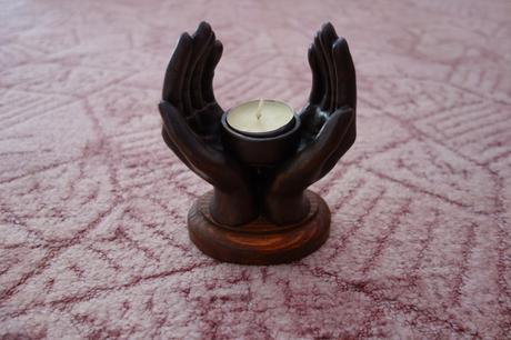 Svietnik na čajové sviečky - ruky, 