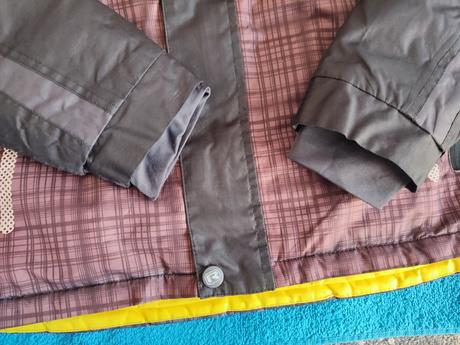 Zimna bunda aj na lyze, 164