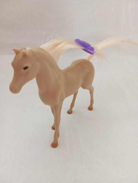 Plastové koníky s hrivou, 