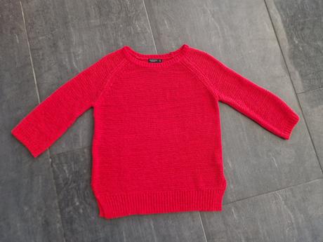 Červený pulóver, reserved,s
