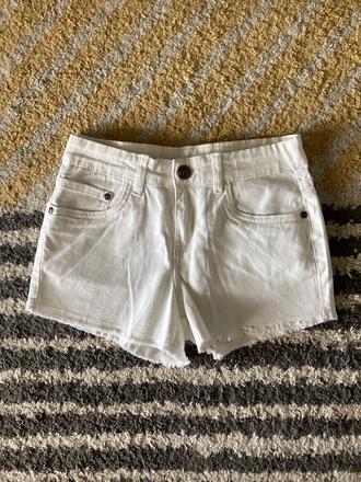 Biele kraťase yfk, 146