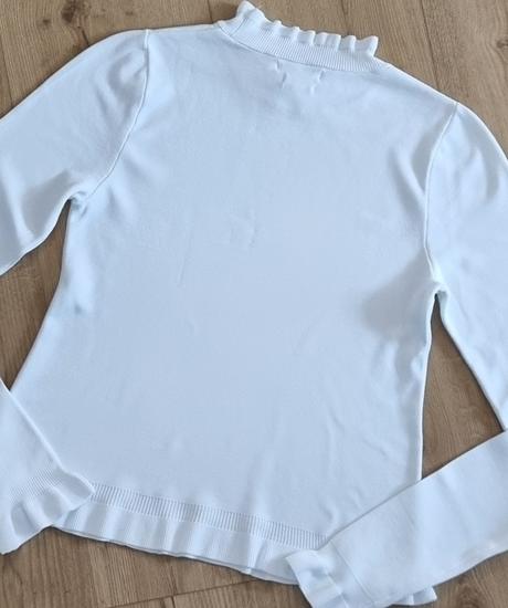 Biely top, reserved,m