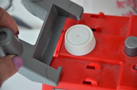 Hasičské auto striekajúce vodu,