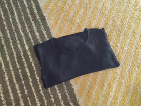 Tmavomodrý svetrik, s