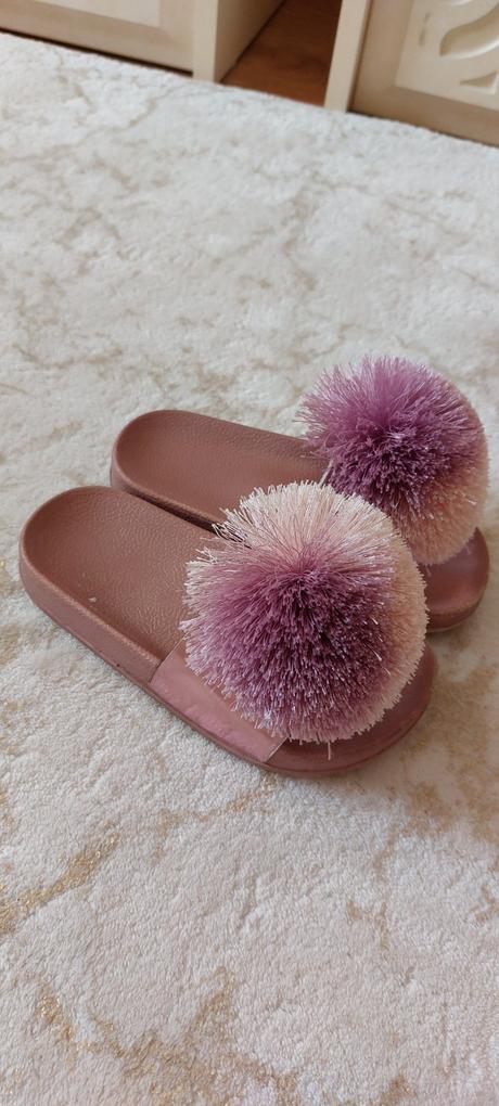 Šľapky s brmbolcekom, 25