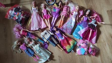 Barbie nábytok + bábiky barbie, 