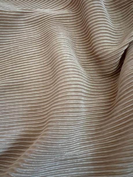 Krémovo-zlatý plisovaný komplet, m