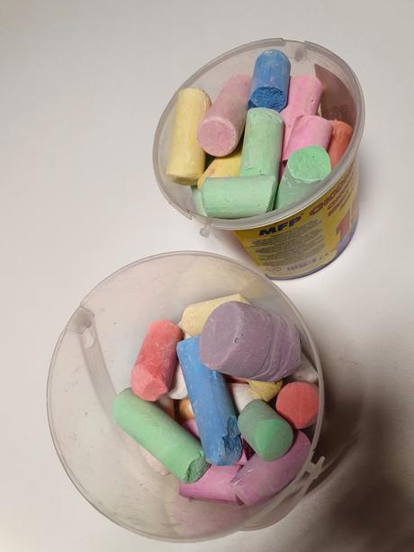 Kriedy- 2 vedierka veľkých hrubých kried,