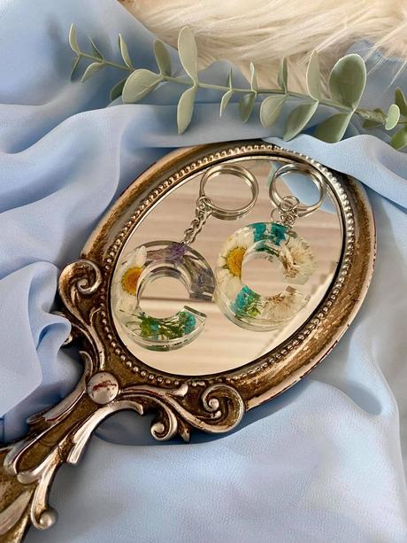 Ručne vyrobené živicové kľúčenky, 