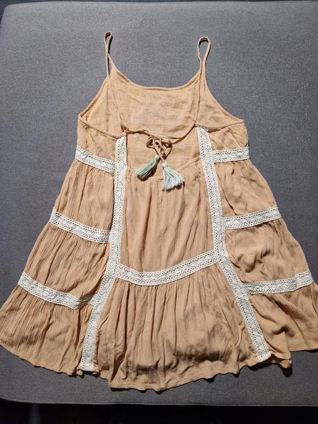 Ľahké letné šaty s výšivkou, m