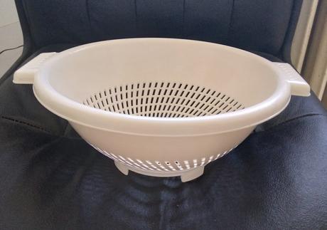 Veľké žlté sitko do kuchyne ako nové nádoba, 