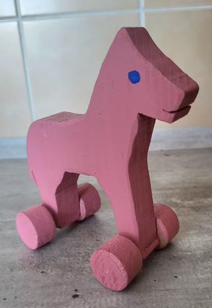 Drevený koník na kolieskach  - rúžový, 