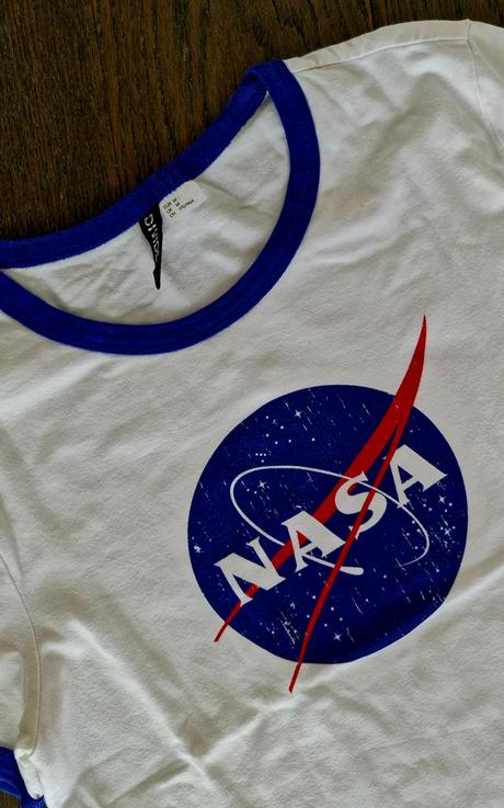 Oblubeny motiv tricka s napisom nasa v.s/m, h&m,s