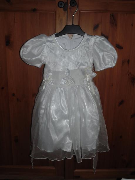 Biele slávnostné šaty pre malú družičku, 92