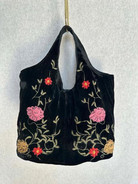 Zamatová vyšívaná kabelka do ruky,