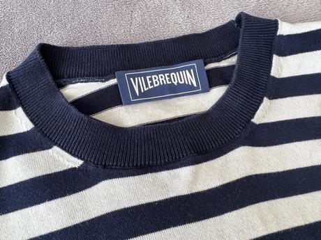 Pásikavý sveter vilebrequin s ikonickou červenou k, s