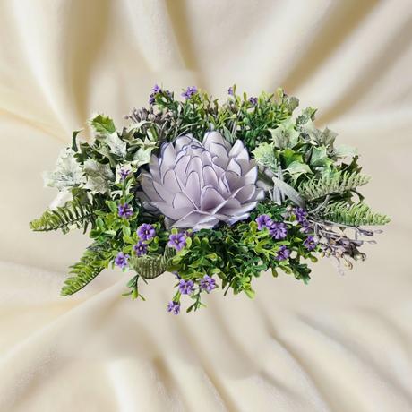 Hrobčeková ikebanka s voskovým kvetom, 