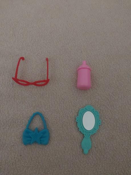 Babika s prislusenstvom v guly, 